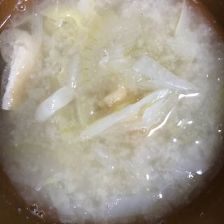 和風顆粒だしで玉ねぎと油揚げと大根と白菜の味噌汁